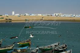 Image du Maroc Professionnelle de  Quelques barques réservées exculusivement à la pêches de poisons noble sont accostés dans le port de Laayoune capitale du Sahara marocain, Samedi 18 Novembre 2006. (Photo / Abdeljalil Bounhar)
 